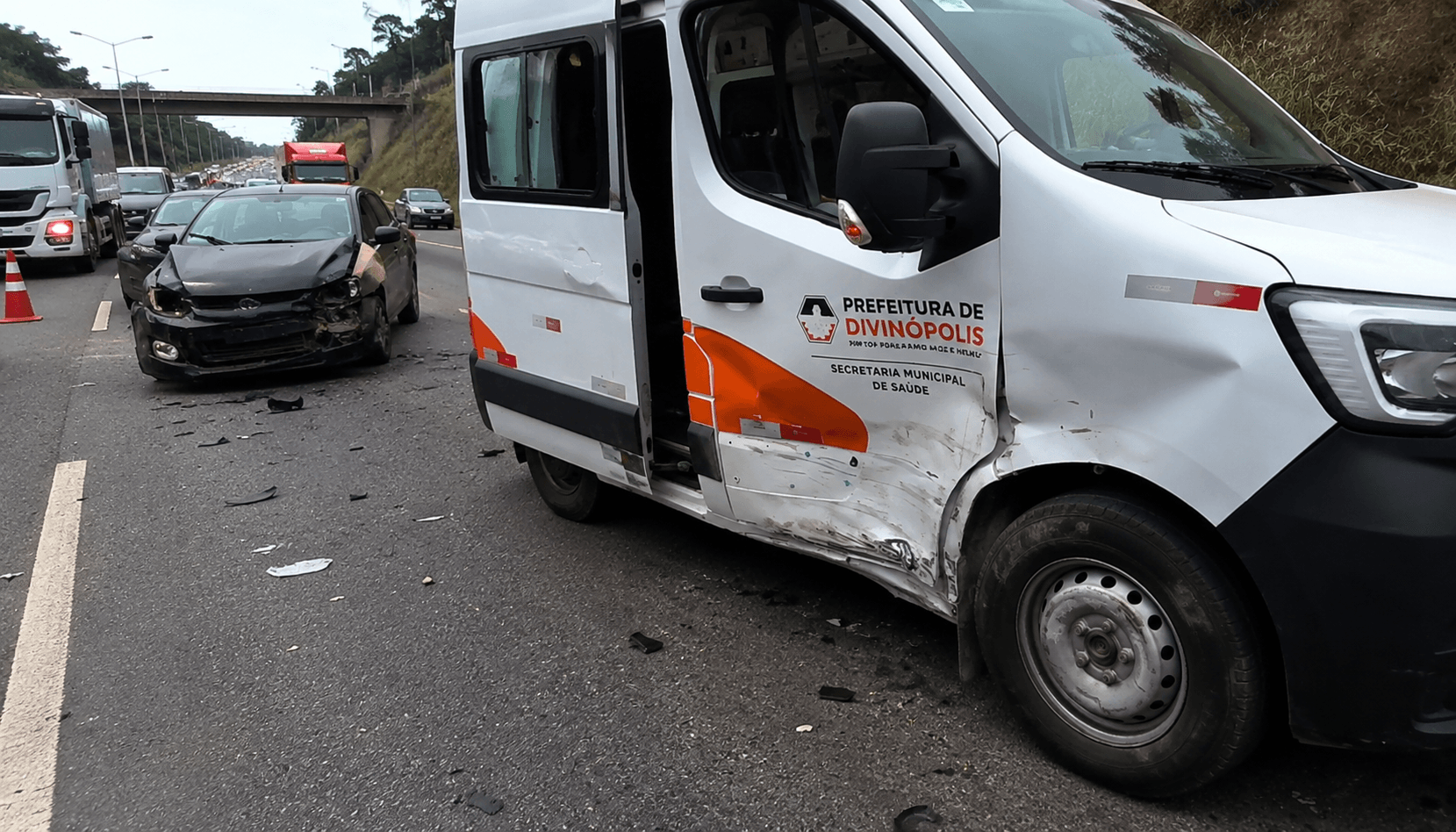 Van de Divinopolis se envolve em acidente no Anel de BH